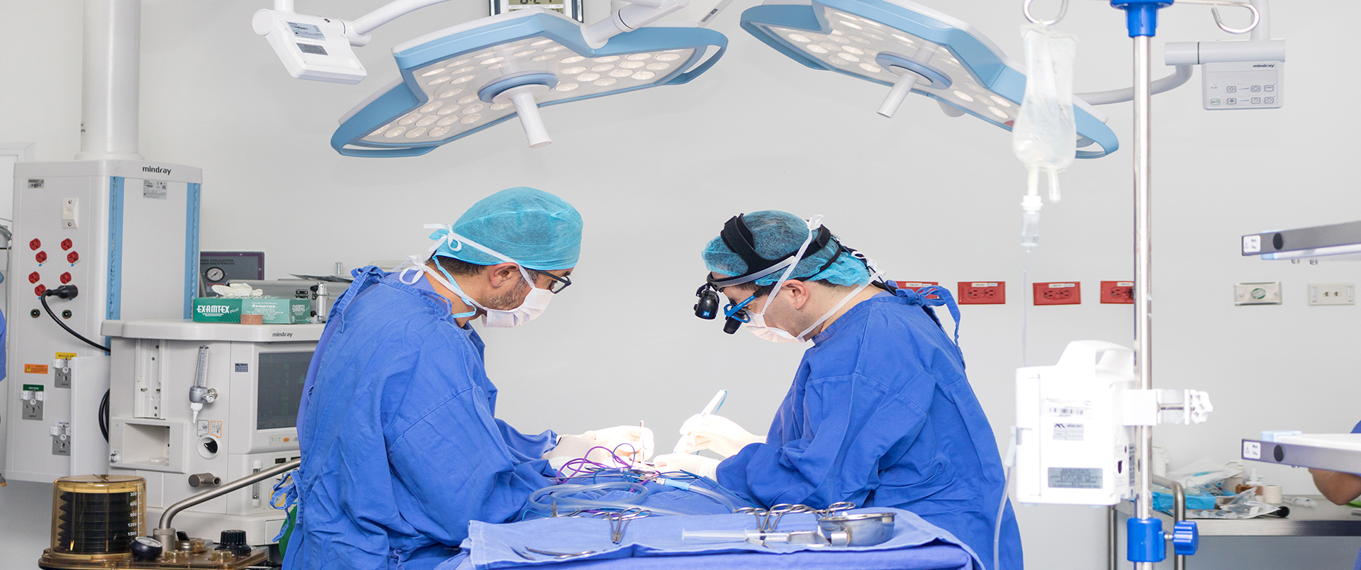 Médicos cirujanos realizando un procedimiento