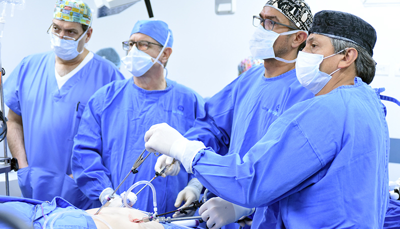 Médicos cirujanos realizando un procedimiento