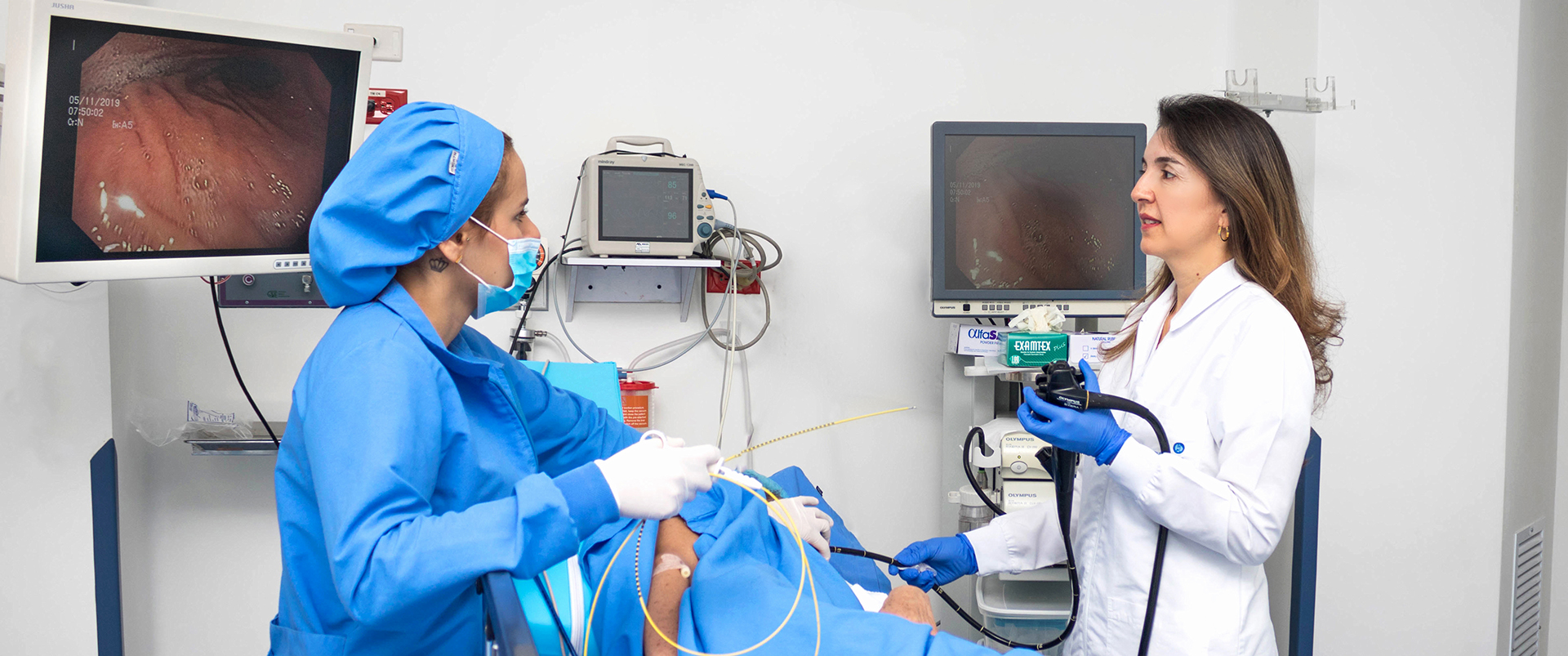 Médicos cirujanos realizando un procedimiento